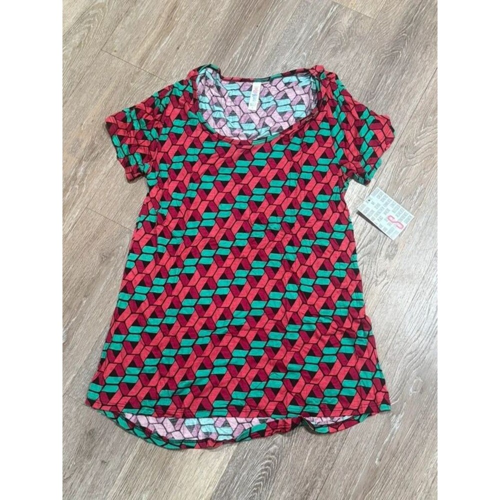 NWT LuLaRoe Classic Tee Small S Red Green 3D Cube Geometric Tunic Top Scoop Neck